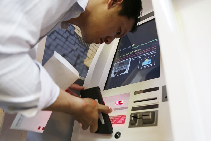 Cận cảnh giao dịch bitcoin bằng máy ATM tại TP.HCM